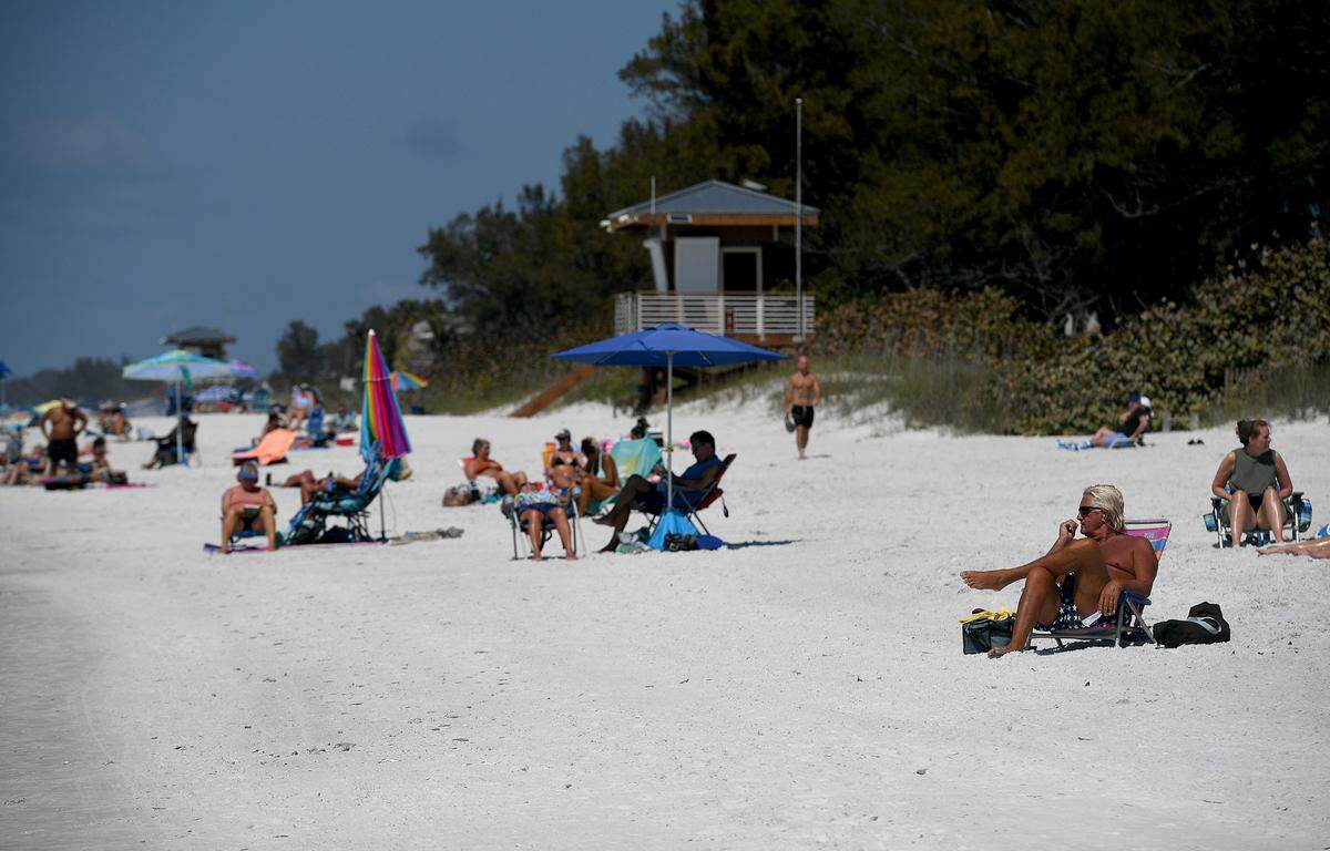 A red tide bloom that has lingered since fall has worsened in recent weeks, bringing more dead fish, murky waters and foul air to beaches on Anna Maria Island’s Bradenton Beach.
