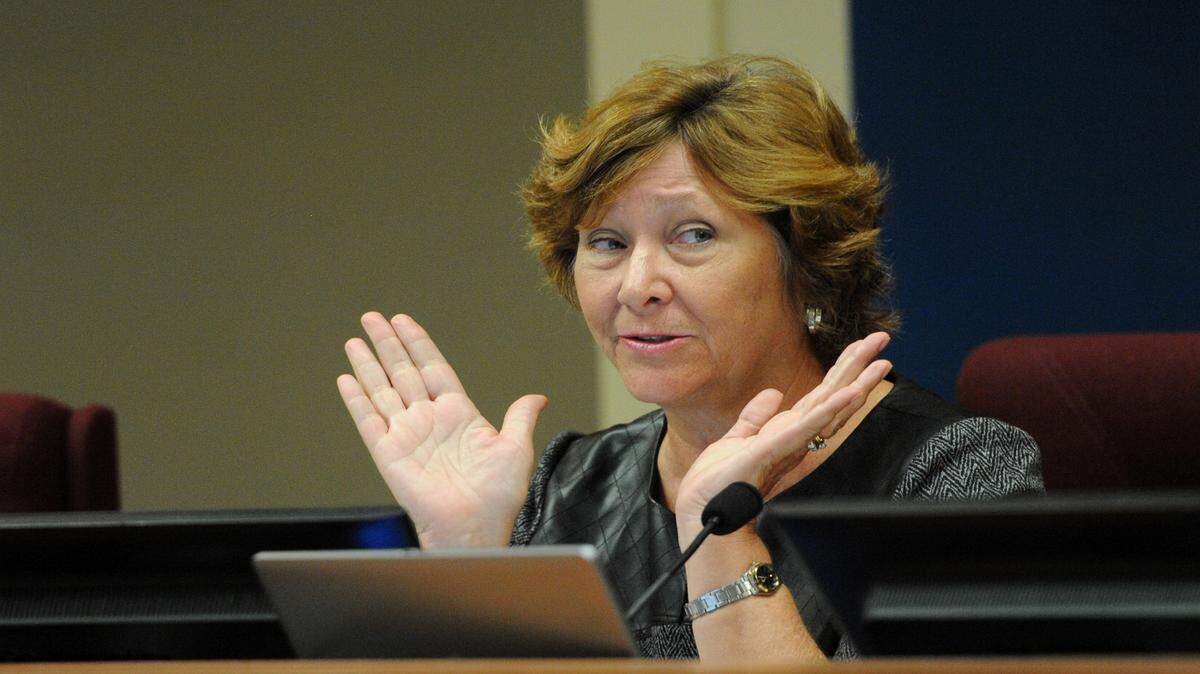 Commissioner Betsy Benac discusses whether or not to support a recommendation by the school board to reinstate impact fees to pay for schools. 
 GRANT JEFFERIES/Bradenton Herald