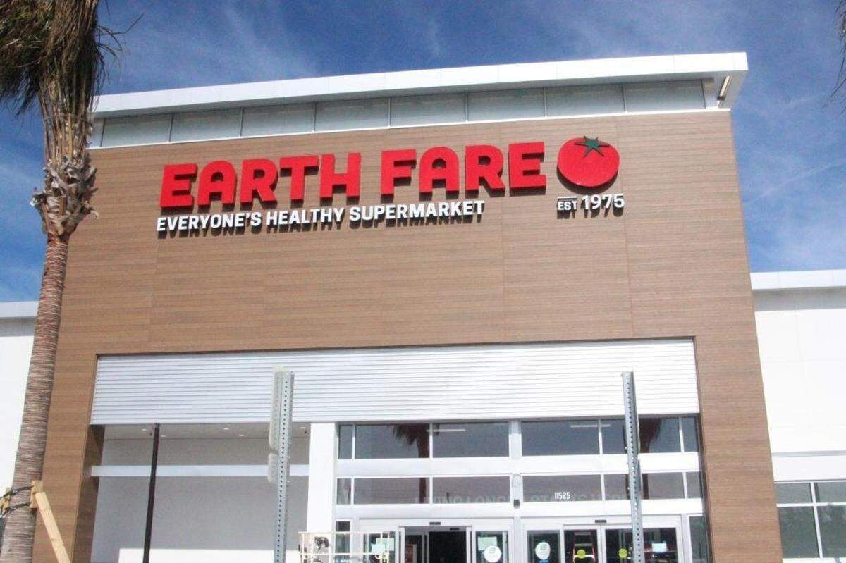A Winn Dixie supemarket is coming to Lakewood Ranch, taking over the former Earth Fare grocery space at the corner of State Road 70 and Lakewood Ranch Boulevard.