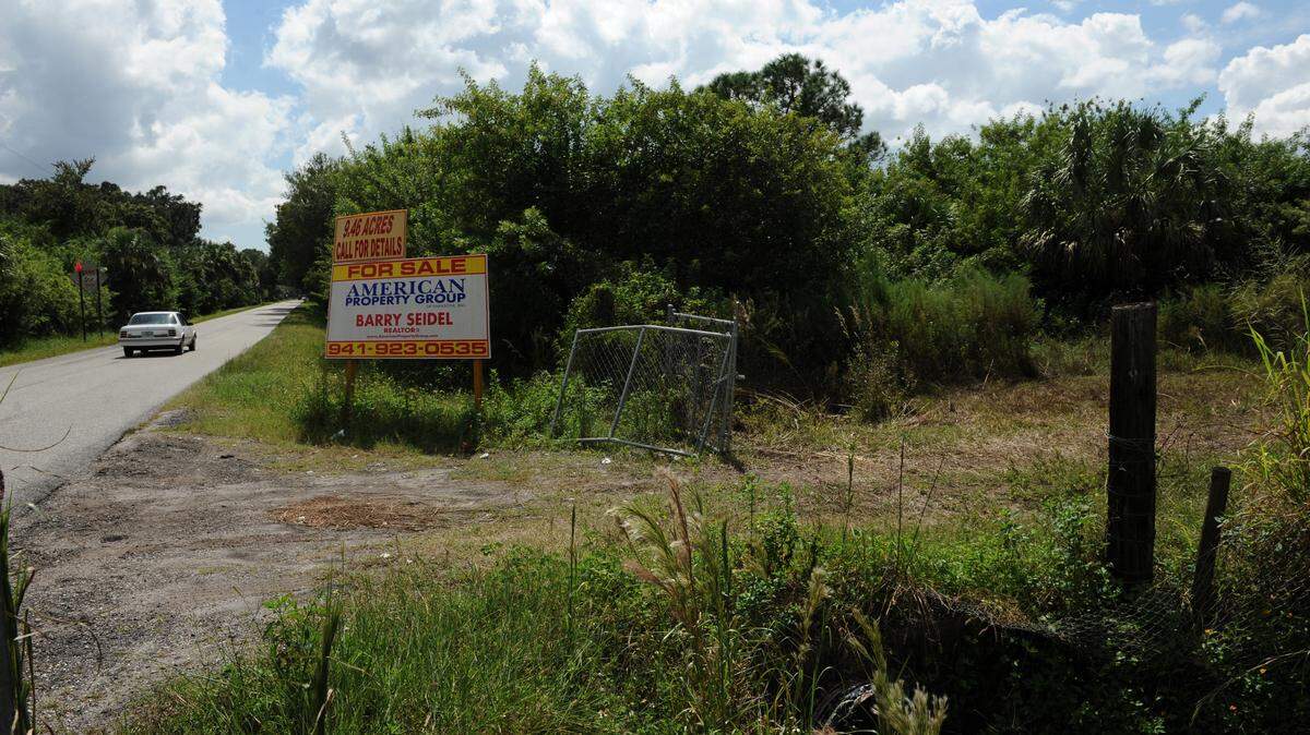 Bradenton officials are seeking to annex this 9.5-acre track of land, 1016 64th St. E., just south of State Road 64. The city would change the zoning of the land to commercial and Manatee County officials want residents notified of the city's intentions before approving it. 
 GRANT JEFFERIES/Bradenton Herald