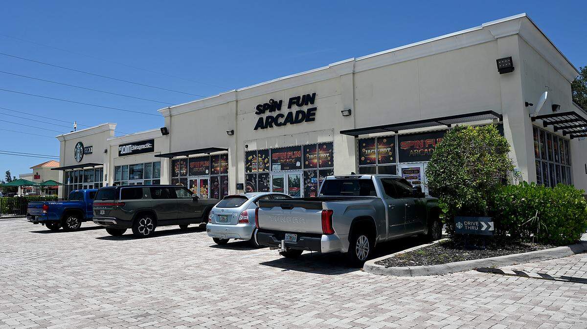 The Spin Fun Arcade at 5234 14th Street West in Bradenton had a chain and padlock on its doors on July 10, 2025.