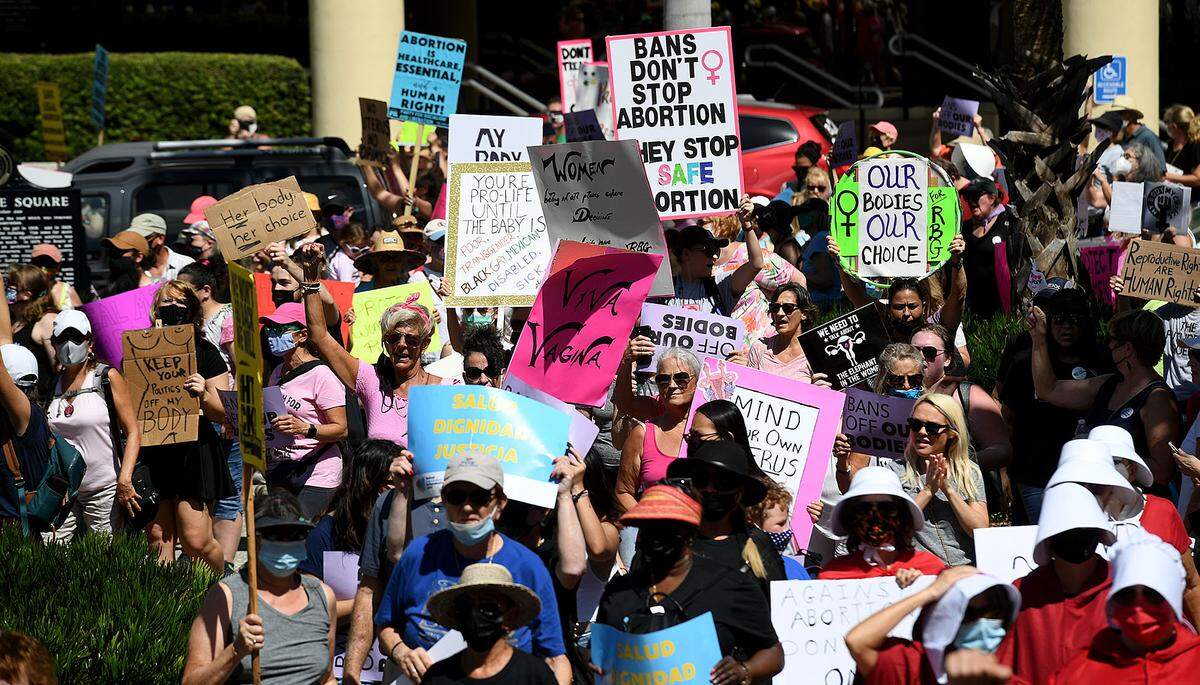 10/02/21—Pro-choice advocates made a stop at the courthouse for speeches as they marched through the streets of downtown Bradenton Saturday, joining hundreds of other Women’s March demonstrators across the country in support of reproductive rights. The march was organized by Women’s Voices of Southwest Florida.