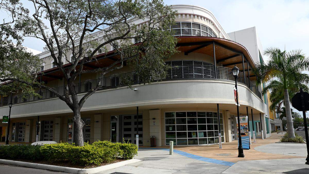Bradenton City Council voted to install a 6’ by 12’ screen on the southwest corner of the City Centre Parking Garage downtown. The screen is expected to promote upcoming events, direct visitors to parking and more.