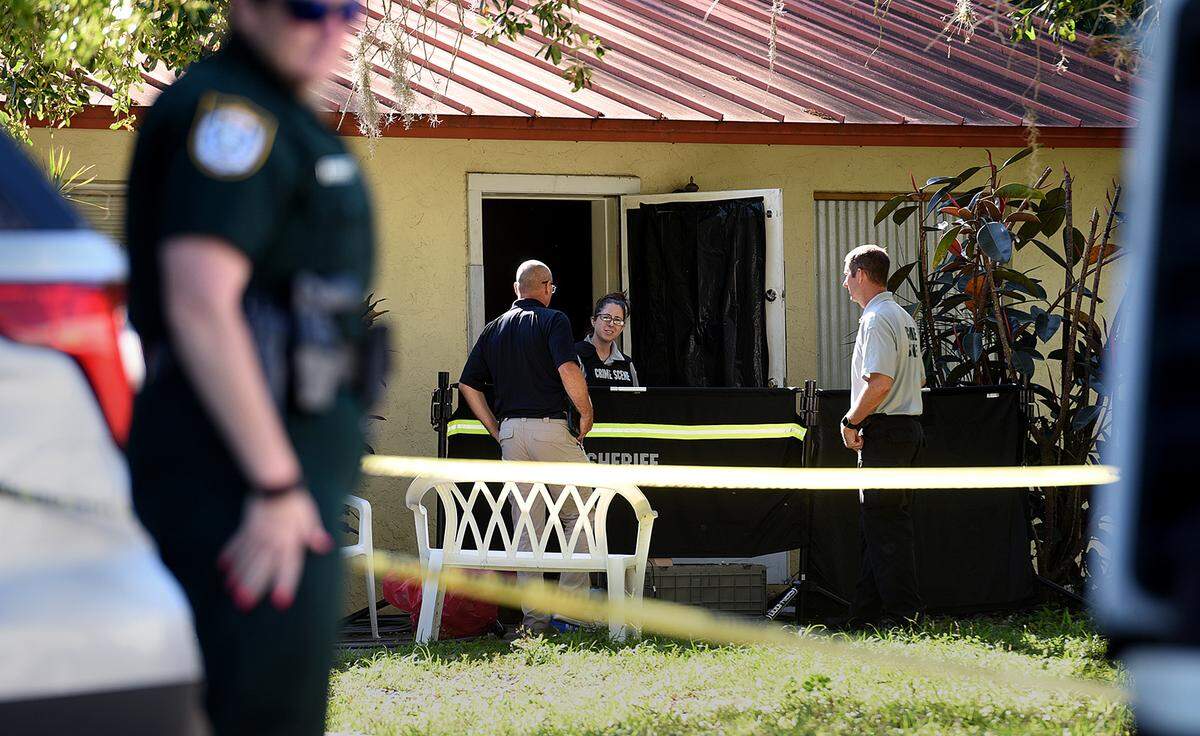 Manatee County Sheriff's office investigates a homicide in the 2100 block of 45th Street Ct. East in Bradenton Thursday morning.