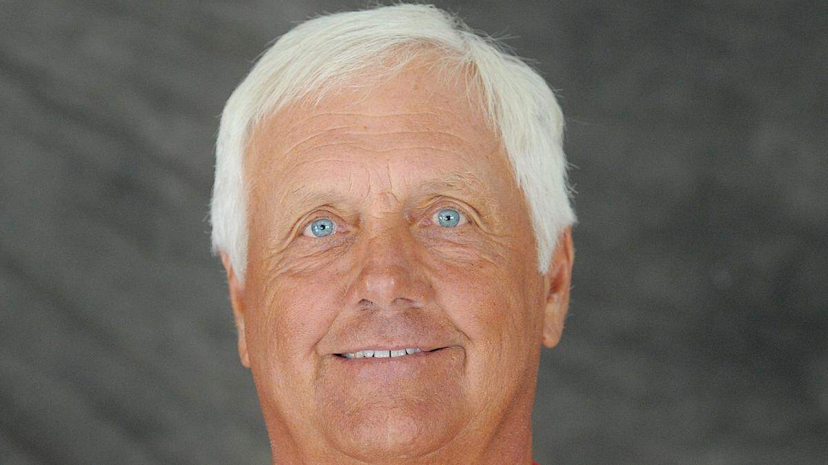 Paul Maechtle is back as a head football coach. After spending 33 years as Southeast's head coach, Maechtle retired and then joined Cardinal Mooney as an assistant coach. When Drew Lascari left in the offseason to join Rutgers University's staff, Maechtle stepped in as the Cougars' new head coach.