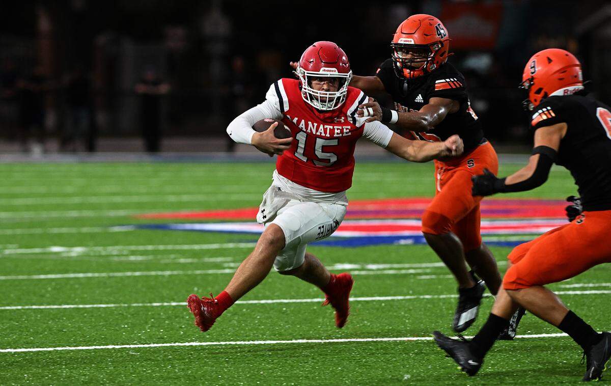 Manatee High’s Andrew Heidel runs the ball in the game against Sarasota at Manatee High Friday, Sept. 1, 2023.