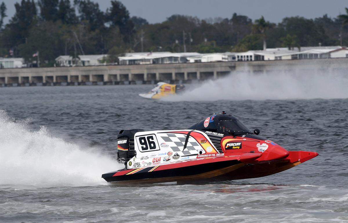 Formula 2 boats racing for the championship at the Bradenton Area River Regatta.