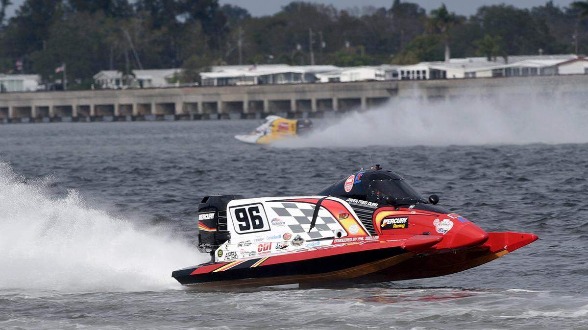 Formula 2 boats racing for the championship at the Bradenton Area River Regatta.