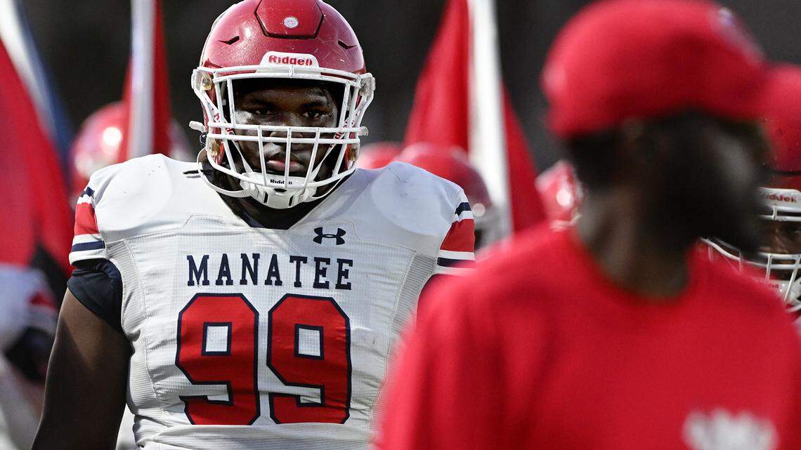 Manatee High’s Tyreek’e Robinson chose this Power 5 school to continue his football dream