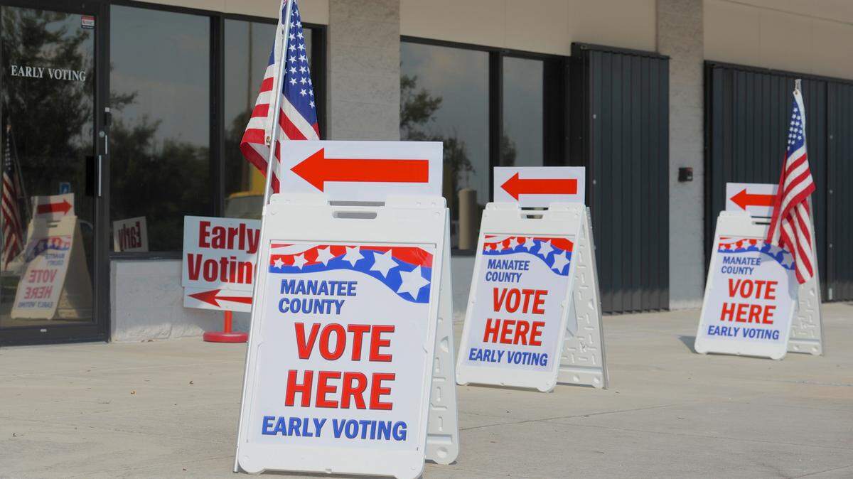Signs point the way to the early voting location at the Supervisor of Elections Office in Bradenton in 2014.