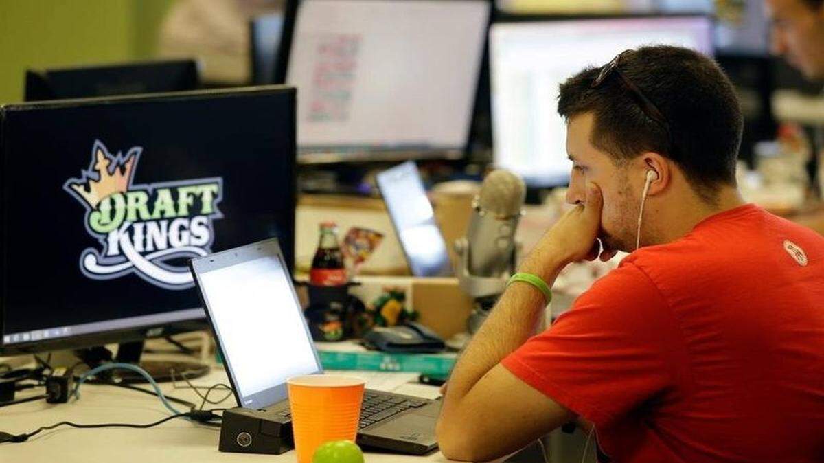 Some powerful Florida lawmakers who have received campaign donations from the fantasy sports lobby are trying to create a safe haven for the industry.