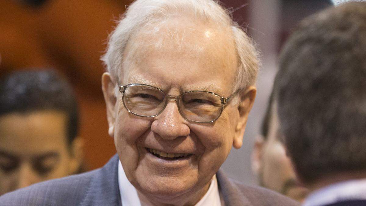 FILE - In this May 2, 2015, file photo, Berkshire Hathaway Chairman and CEO Warren Buffett smiles while touring the exhibit floor before presiding over the annual shareholders meeting in Omaha, Neb. Buffett says the U.S. economy appears weaker than he expected last fall, but that doesnít change his optimistic long-term view. Buffett appeared on CNBC Monday, Feb. 29, 2016 after releasing his letter to Berkshire Hathaway shareholders over the weekend. (AP Photo/Nati Harnik, File)