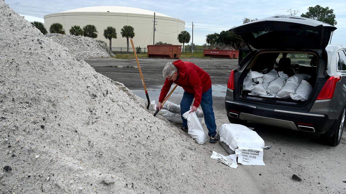 Bill Nicholson of Cortez fills sandbags at Manatee County’s Utilities center at 4700 66th Street West in Bradenton in advance of the incoming weather expected in Manatee County.