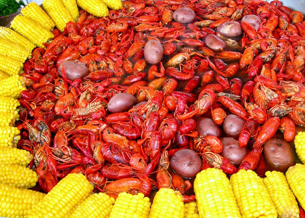 At the St. Armands Seafood and Music Festival, visitors can sample fresh local seafood dishes like crawfish and plenty of other exciting options for meat-eaters and vegetarians alike.