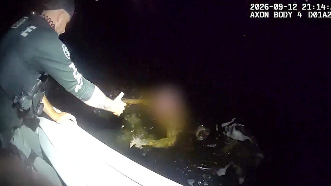 Video shows Bradenton officers, boater rescue man from Manatee River, police say
