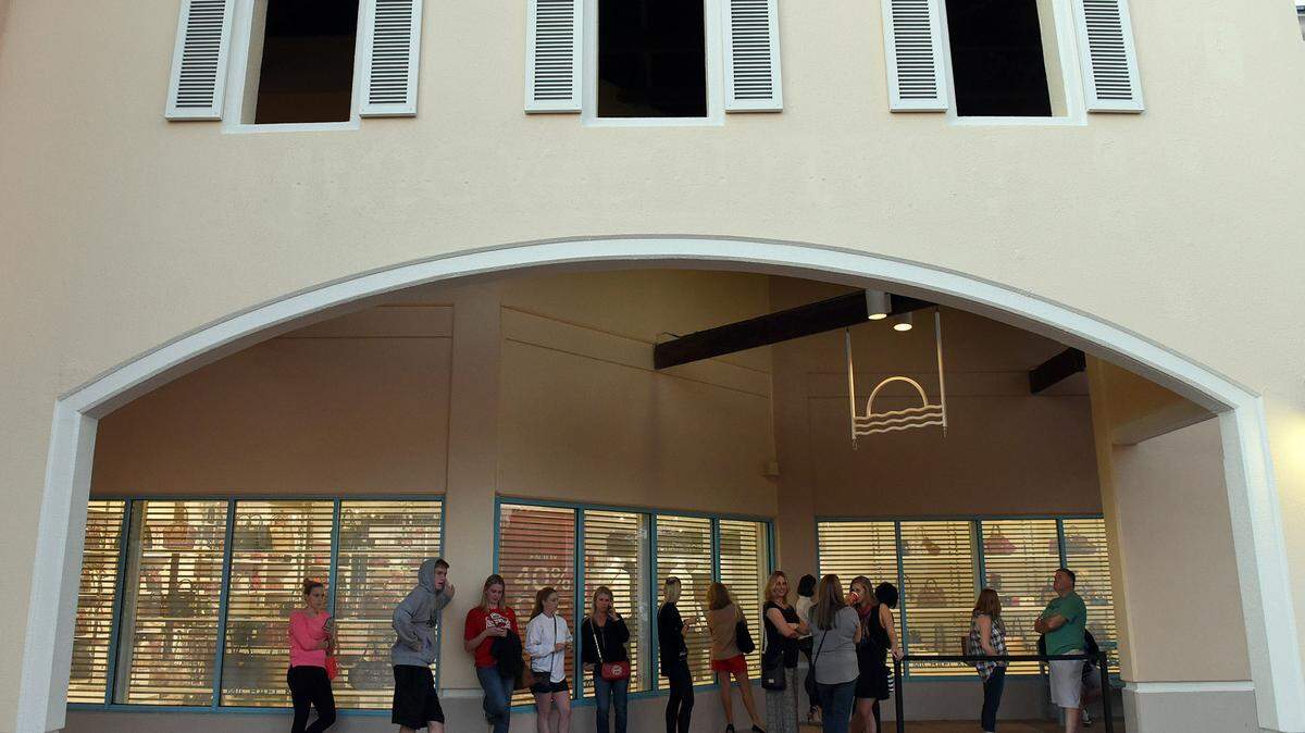 Shoppers wait in line for stores to open at the Premium Ellenton Outlets Thursday evening. 
 TIFFANY TOMPKINS-CONDIE/Bradenton Herald