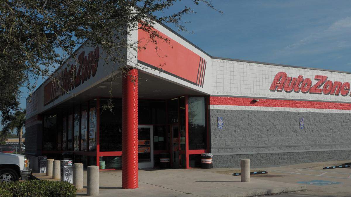 AutoZone at 5419 Manatee Ave. West in Bradenton. The Tennessee-based auto parts and supplies retailer plans to build its newest Manatee County store about a block east of the DeSoto Square Mall in Bradenton. 
 GRANT JEFFERIES/Bradenton Herald
