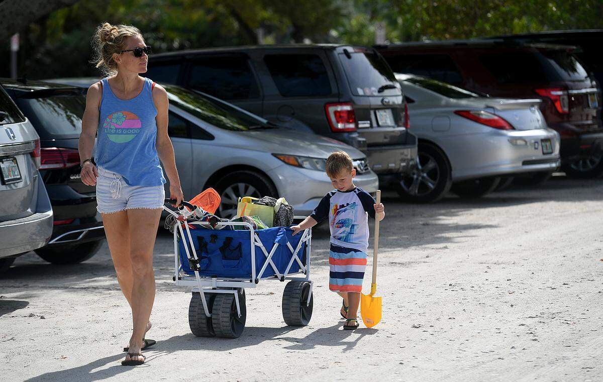 06/07/21—State Rep. Will Robinson filed a bill that would allow Manatee County Government to build a parking garage on Anna Maria Island without getting a building permit from Holmes Beach.&nbsp;Beachgoers visit Manatee Public Beach in this June 2021 Bradenton Herald file photo.