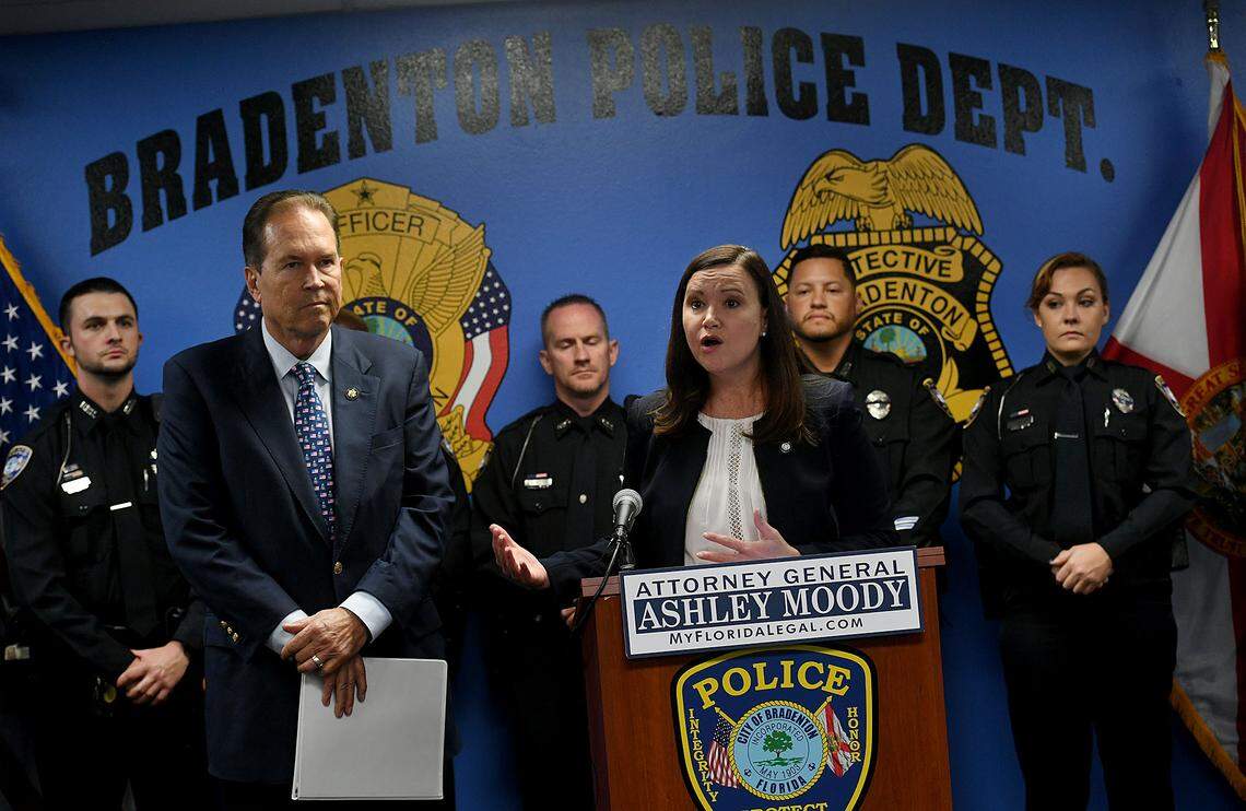 09/27/21—Congressman Vern Buchanan with Attorney General Ashley Moody, who endorsed Buchanan’s&nbsp;Thin Blue Line Act, which toughens penalties against anyone who murders or targets police officers and other first responders, making it an aggravating factor in death penalty cases.