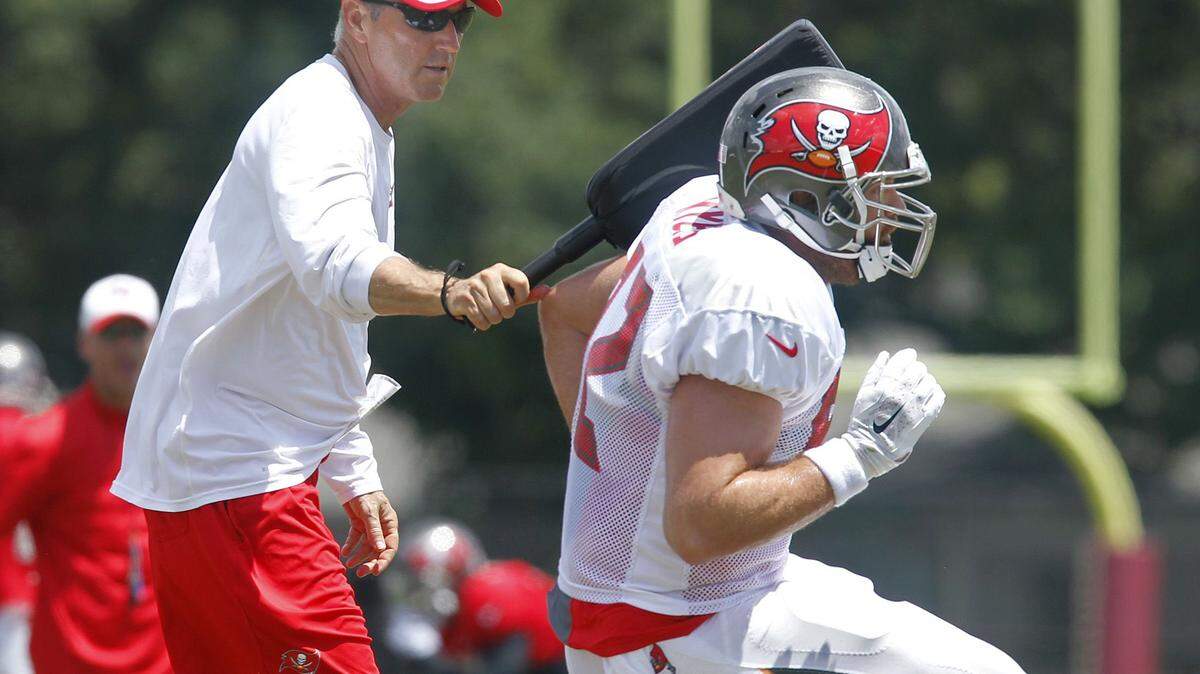 Tampa Bay Buccaneers offensive coordinator Dirk Koetter, left, works with Brandon Myers during NFL training camp at One Buc Place in Tampa, Fla. Thursday, Aug. 6, 2015. (James Borchuck/The Tampa Bay Times via AP) TAMPA OUT; CITRUS COUNTY OUT; PORT CHARLOTTE OUT; BROOKSVILLE HERNANDO TODAY OUT