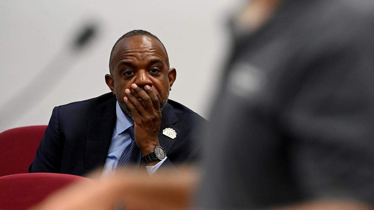 Darryl Vincent, director de operaciones de U.S. VETS, una organización nacional sin fines de lucro que brinda servicios de apoyo a los veteranos, escucha a un orador. La propiedad en 4530 66 Street West, que actualmente alberga el complejo de Servicios Públicos del Condado Manatee, fue propuesta para ser donada para ser una villa de Veteranos durante la reunión de la Junta de Comisionados el 25 de abril de 2023.