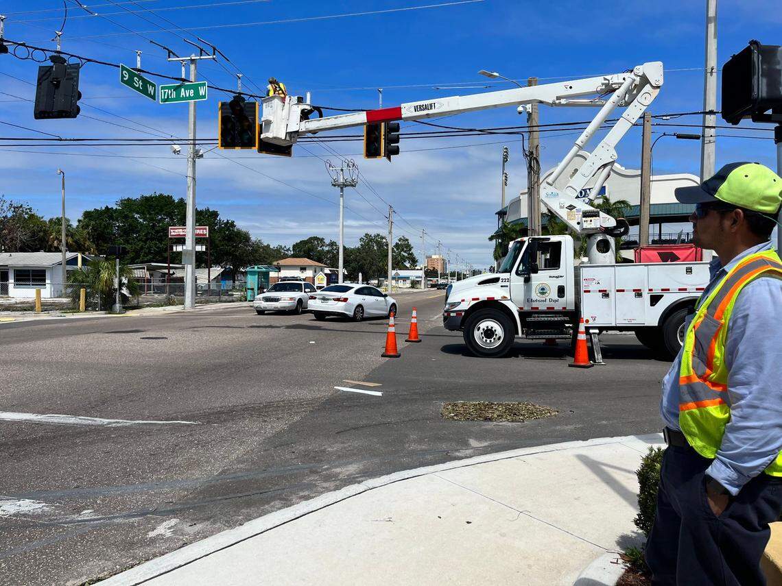 Crews work to repair the traffic light at 9th Street West and 17th Avenue West in Bradenton on Thursday, Sept. 29, 2022.