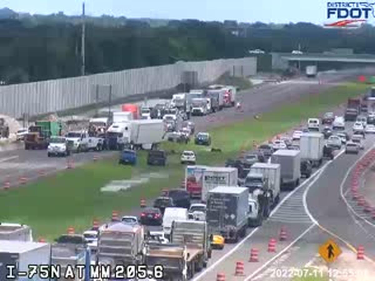 A major crash involving a tractor-trailer and five passenger vehicles has temporarily shut down southbound lanes of Interstate 75 in Sarasota on Monday, Florida Highway Patrol said.