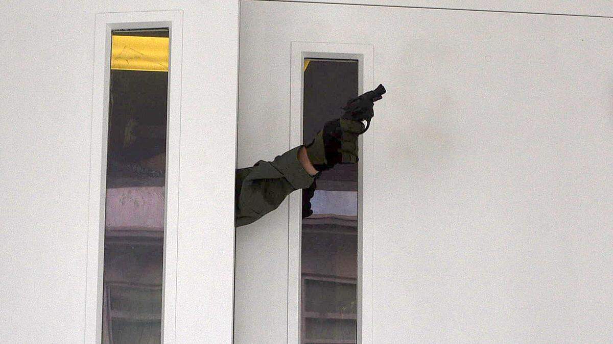 Members of the Sarasota Police Department, Sarasota County schools and Sarasota County Sheriff’s Dispatch participated in active shooter training at Southside Elementary School in Sarasota Friday. The group ran several scenarios, and the participants were unaware of the training before getting called by dispatchers.