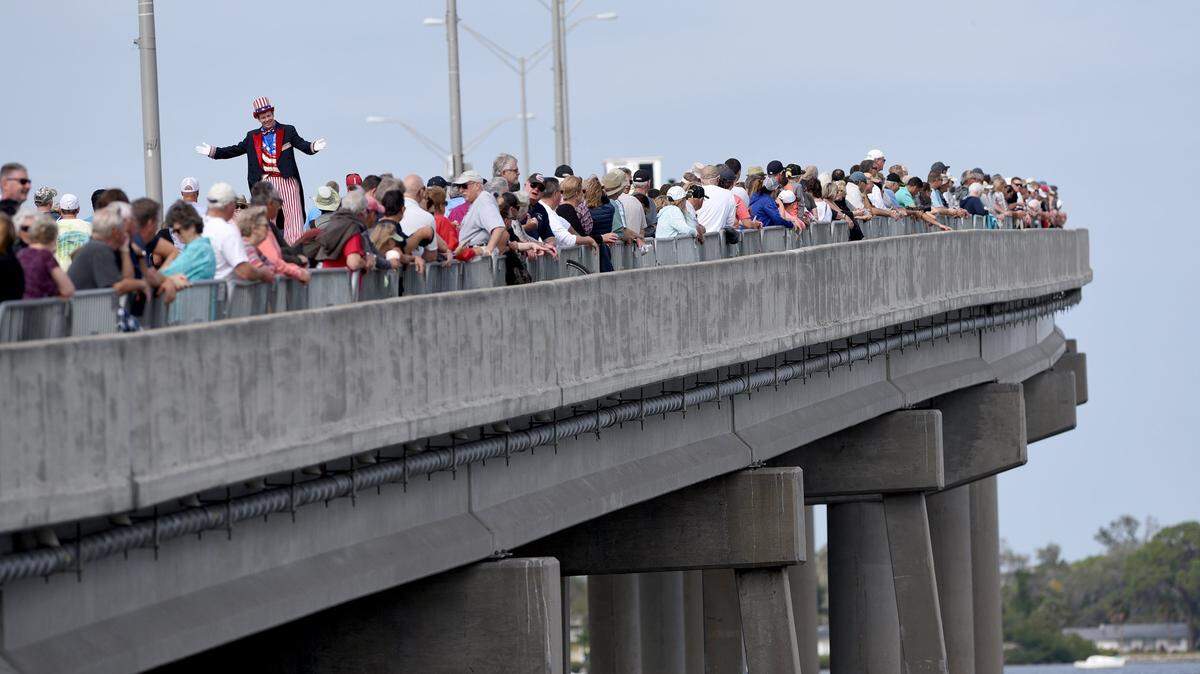 A man in stilts walks through the crowds gathered on the Green Bridge at the Bradenton Area River Regatta in this 2019 Bradenton Herald file photo.