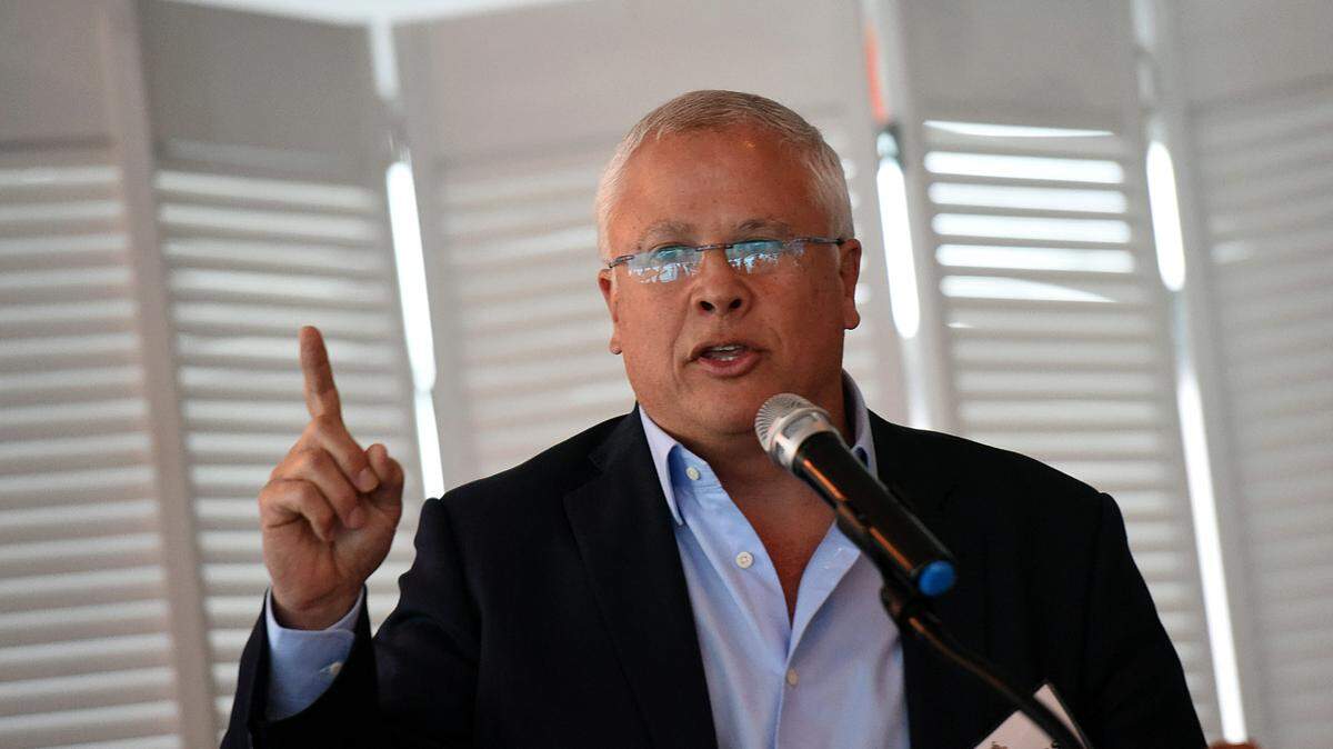 Carlos Beruff, candidate for Senate, addresses the Sarasota Republican Club at a dinner last month at Marina Jacks.File / TIFFANY TOMPKINS/Bradenton Herald
