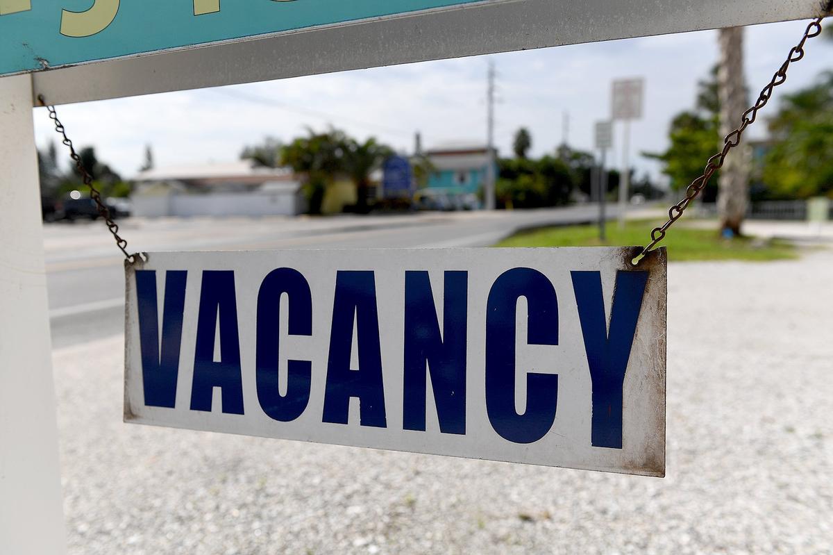 8/30/18--Red tide hit area businesses hard, keeping local and tourist crowds away from Anna Maria Island.