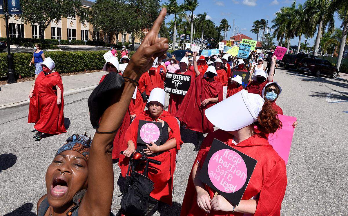 10/02/21—Pro-choice advocates marched through the streets of downtown Bradenton Saturday, joining hundreds of other Women’s March demonstrators across the country in support of reproductive rights. The march was organized by Women’s Voices of Southwest Florida.