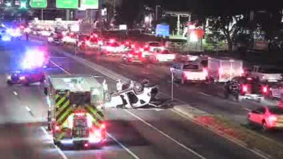 Rollover crash backs up highway traffic in Palmetto and Bradenton, police say