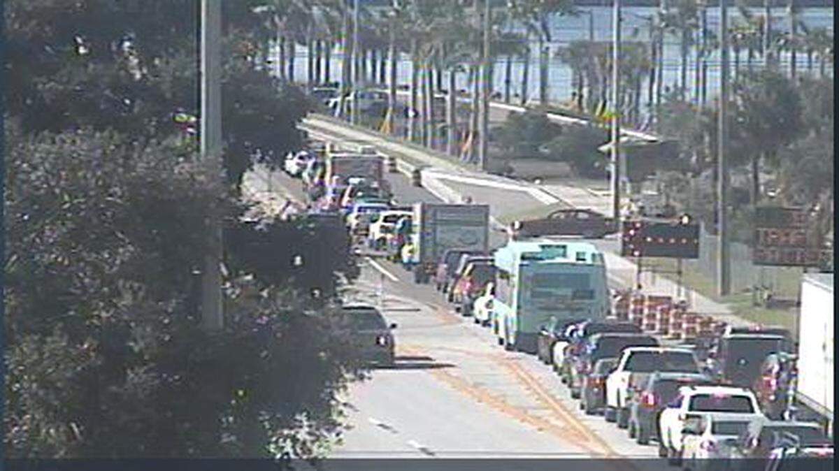 Traffic in the southbound lanes of the Green Bridge between Palmetto and Bradenton was at a stand still after a crash Friday morning.