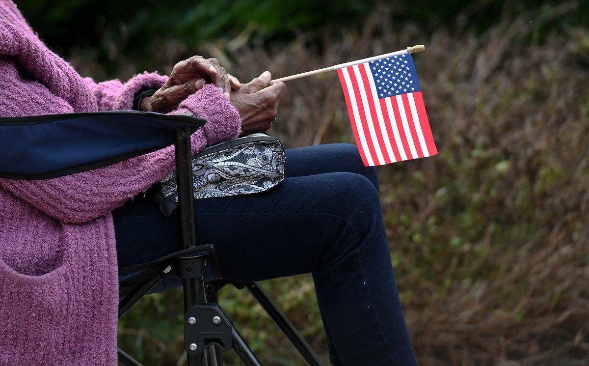 01/06/22—Louise McQueen holds a flag at Manatee County’s Historic courthouse for a Vigil for Democracy hosted by Indivisible Manatee on the anniversary of the U.S. Capitol riot.