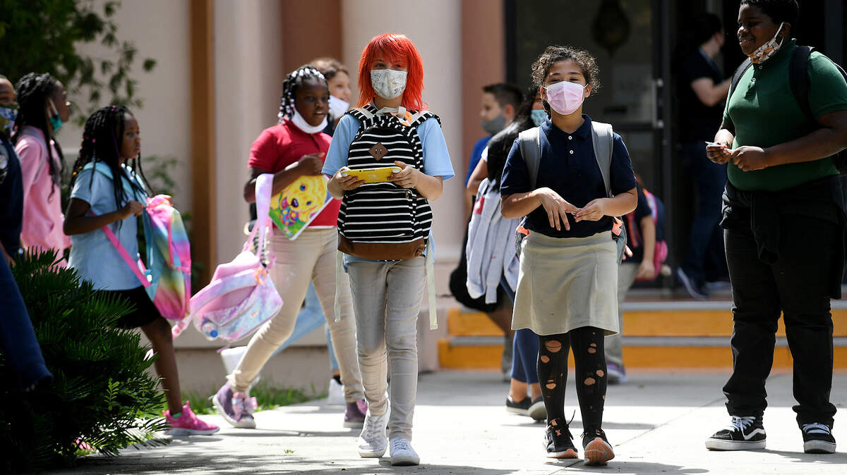 Estudiantes salen de la escuela primaria Ballard el 25 de agosto de 2021, en Bradenton. Más de 2,400 padres respondieron recientemente a una encuesta del distrito escolar y dijeron que preferían que sus hijos estuvieran en aulas donde todos los alumnos usaran mascarillas.