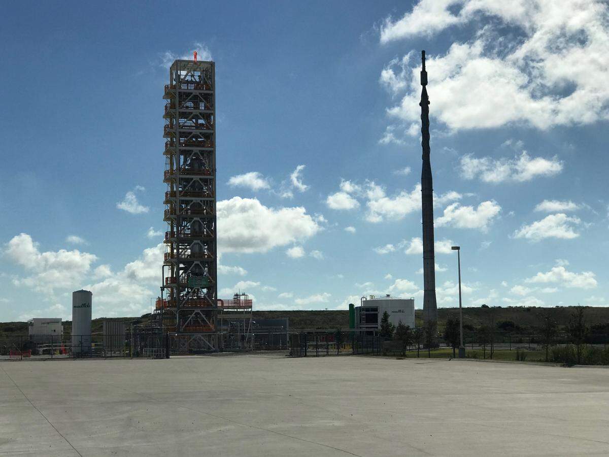 Air Products unveiled its new liquefied natural gas equipment test facility at its manufacturing plant near Port Manatee on Thursday.