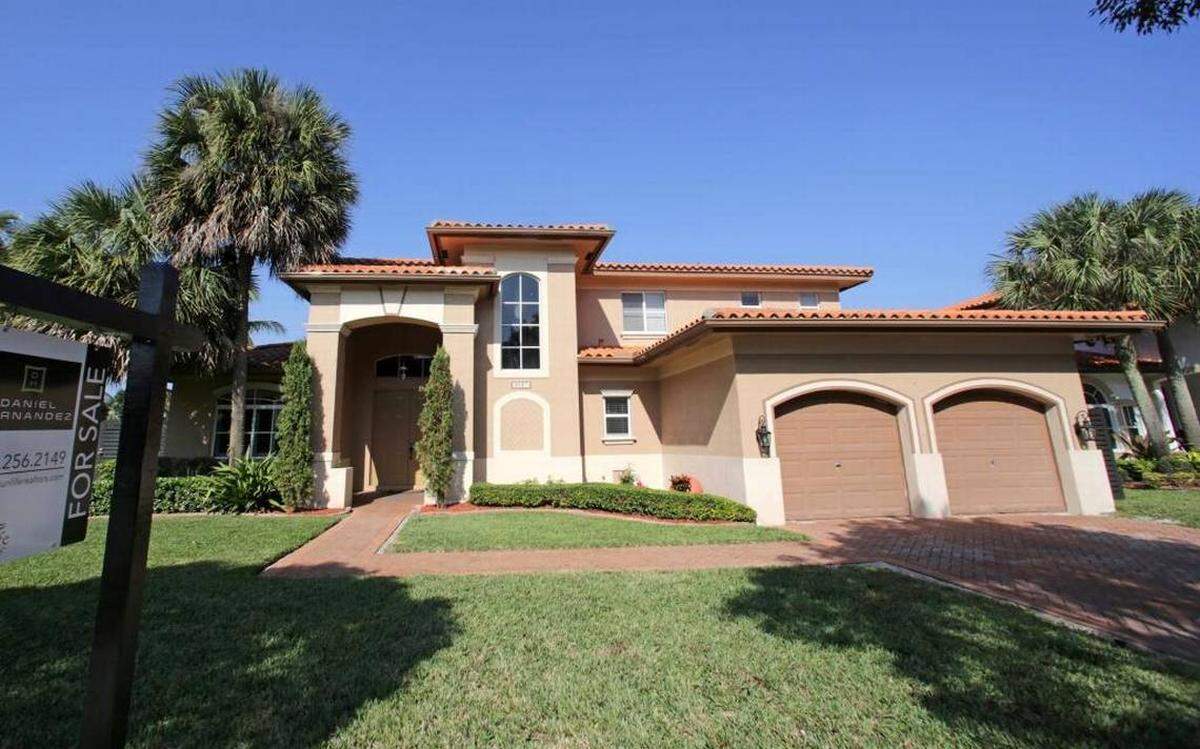 The median sales price for an existing single-family home in Manatee County in March was $285,000.