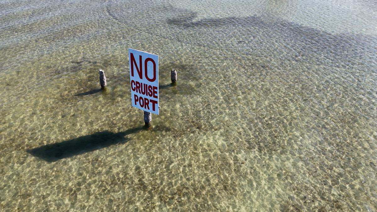 “No cruise port” sign at Paradise Island near the Knott-Cowen tract on Feb. 9, 2026. Local residents and organizations have launched petitions, staged protests and spoken at county commission meetings in opposition to the cruise port plans. 
