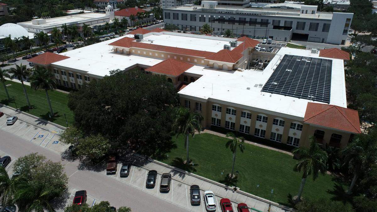 A new report says city leaders can maximize the redevelopment of the Bradenton City Hall property by building a certain combination of condos, commercial space, offices and a hotel on the 3.9-acre property along the Manatee River.
