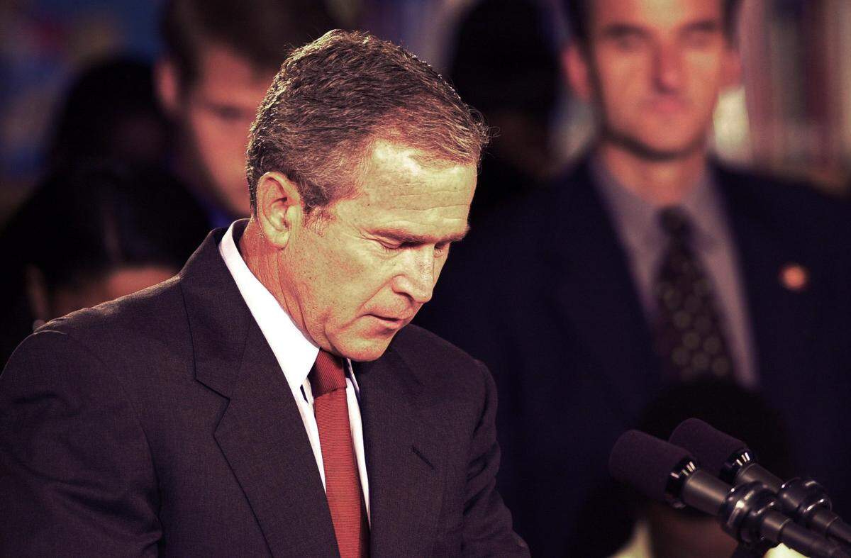 SARASOTA, 9/11/01--President George W. Bush bowed his head in a moment of silence for the victims of the World Trade Center attack at Booker Elementary School in Sarasota, where he was scheduled to speak about education.--photo by Tiffany Tompkins/d Bradenton Herald