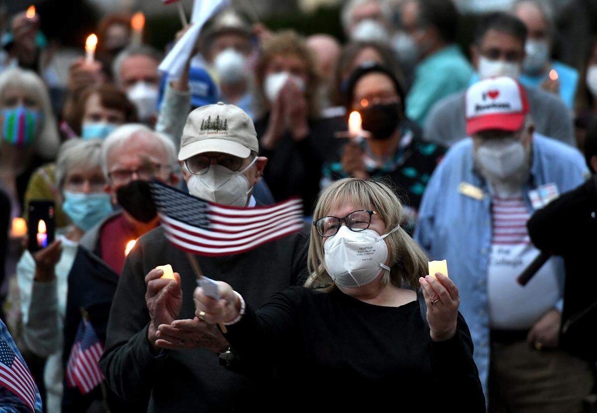 01/06/22—People gathered at Manatee County’s Historic courthouse for a Vigil for Democracy hosted by Indivisible Manatee on the anniversary of the U.S. Capitol riot.