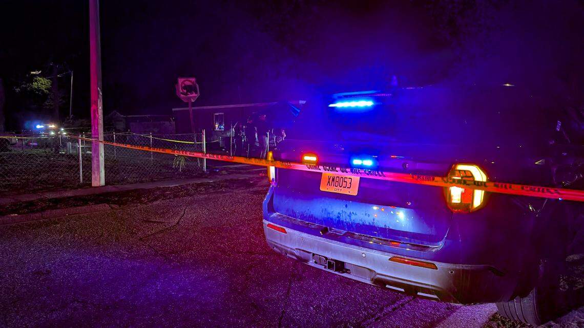 Bradenton police investigate after teenager found dead outside, officials say