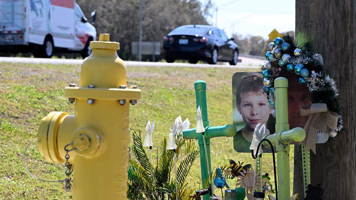 A roadside memorial sits on US 19 in Palmetto to remember Tyler Pittard and Donald Keefer who died at the site in a hit and run on Aug. 17, 2019.