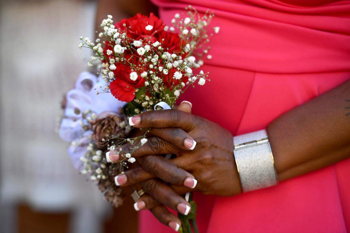Couples made their relationships official during a group wedding ceremony at the Manatee County Historic courthouse’s gazebo on Feb. 14, 2022. Clerk of Court’s Angel Colonneso officiated over the ceremony where couples recited their vows.