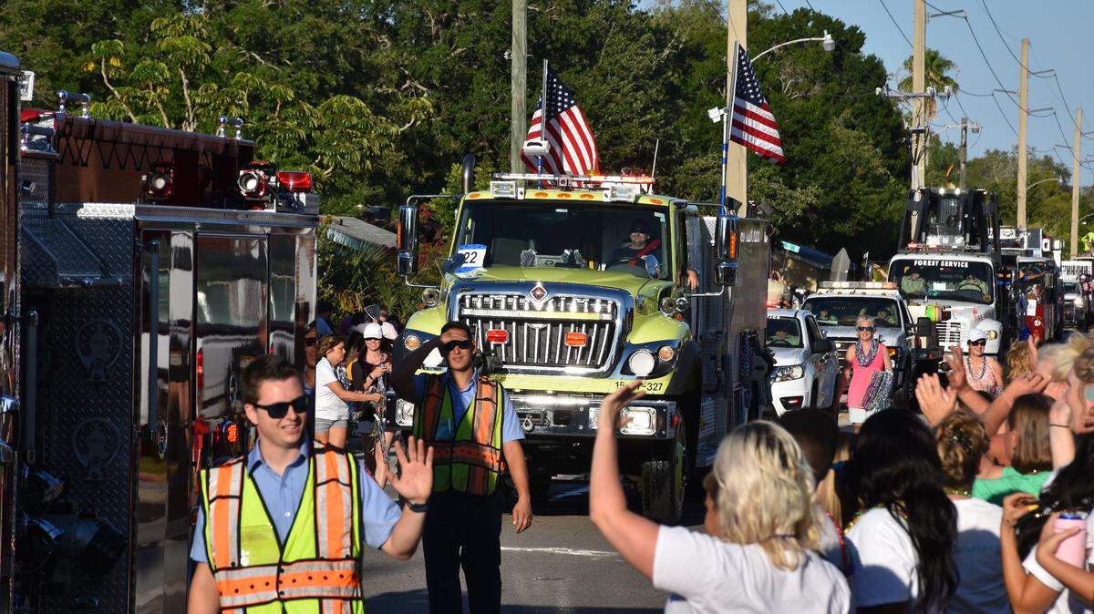 The DeSoto Grand Parade entertained more than 100,000 people Saturday evening as it celebrated the legacy of America’s veterans.