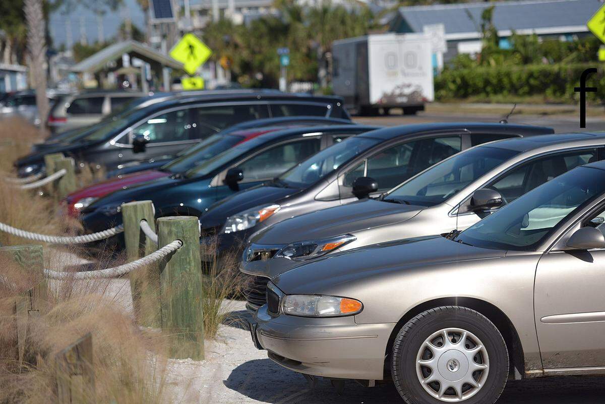 Bradenton Beach officials want to make the parking situation in their city easier to manager with a new tram system that transports beachgoers between 13th Street South and Fifth Street South.
