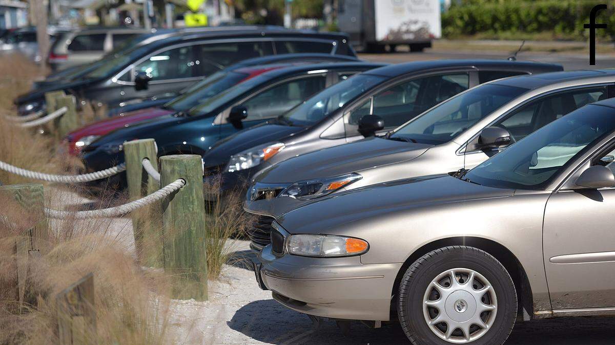 A row full of vehicles parked the same direction can be a rare site in Florida.