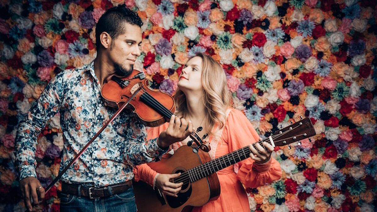 Indie folk duo Violet Bell plays at Fogartyville Community Media and Arts Center in Sarasota this Sunday.