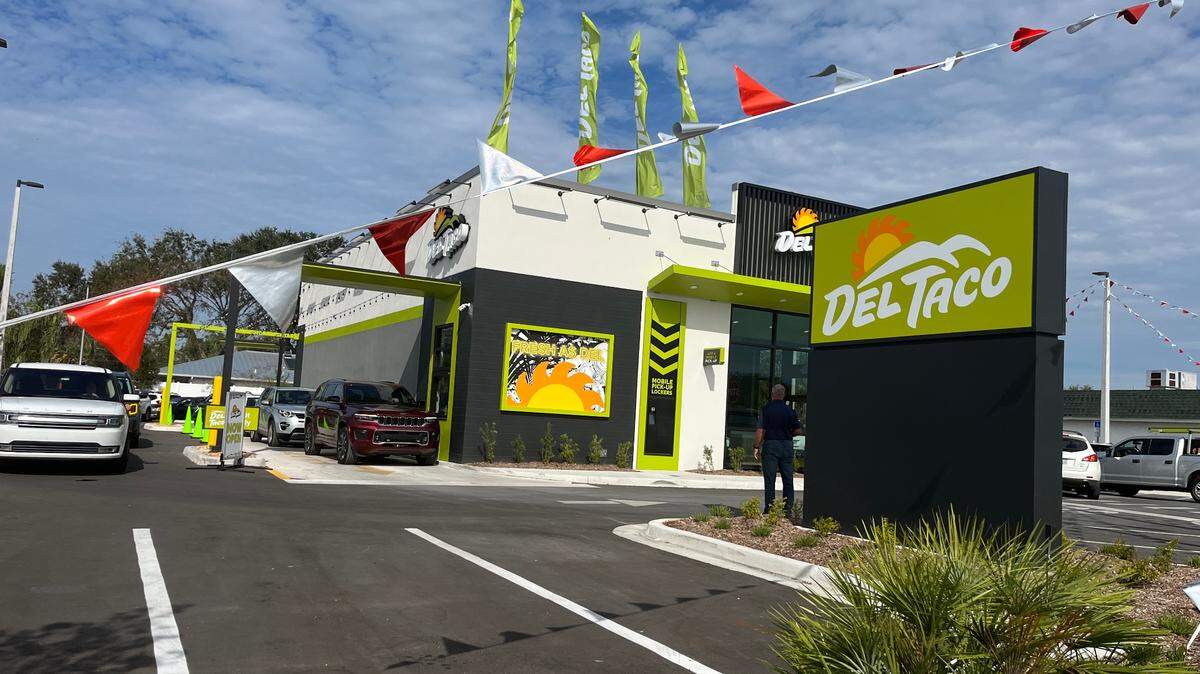 Del Taco serves some of the store’s first customers in the Bradenton area on 11/19/2022.